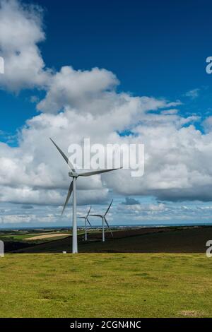 Windkraftanlagen auf Windparks auf Cornwall Fields in England in Europa. Stockfoto