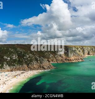 Panorama des Porthcurno Beach nad Logan Rock - Lands Ende in Cornwall in England Stockfoto