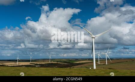 Windkraftanlagen auf Windparks auf Cornwall Fields in England in Europa. Stockfoto