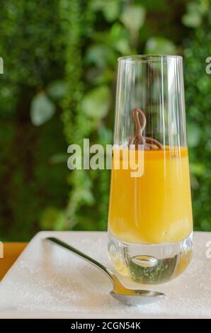 Passionsfrucht-Mousse mit Kaffee auf grünem Hintergrund Stockfoto