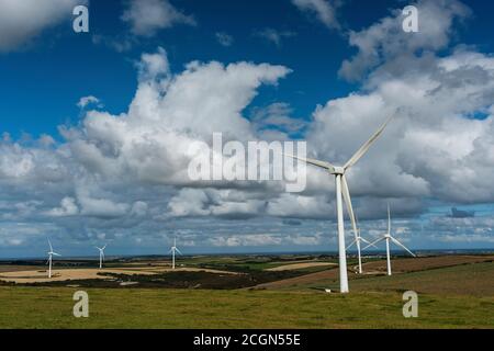 Windkraftanlagen auf Windparks auf Cornwall Fields in England in Europa. Stockfoto