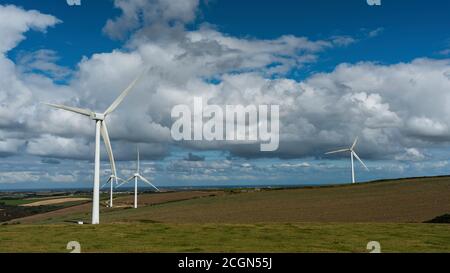 Windkraftanlagen auf Windparks auf Cornwall Fields in England in Europa. Stockfoto