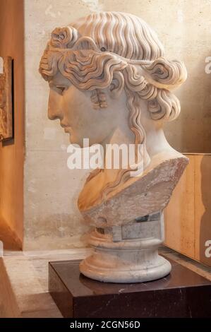 Paris, Frankreich - 3. Oktober 2013: Marmorskulptur des Kopfes einer Frau, die ideale Schönheit darstellt, in der Louve, Paris, Frankreich. Stockfoto