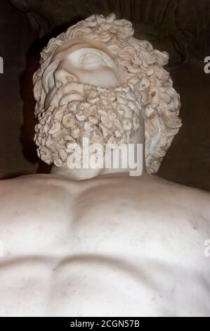 Paris, Frankreich - 03. Oktober 2013: Detail einer römischen Marmorstatue im Louvre, Nahaufnahme des Kopfes eines bärtigen Mannes, Paris, Frankreich. Stockfoto