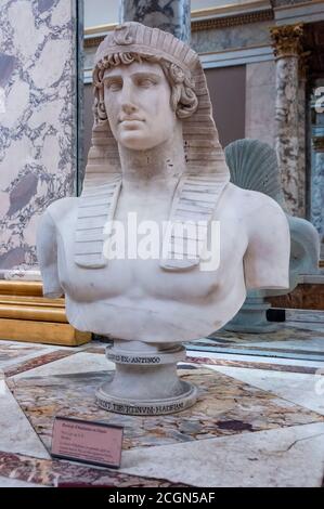 Paris, Frankreich - 03. Oktober 2013: Antinoos als Osiris auf einer modernen Büste, gefunden in Hadrians Villa, Louvre Museum, Paris, Frankreich. Stockfoto