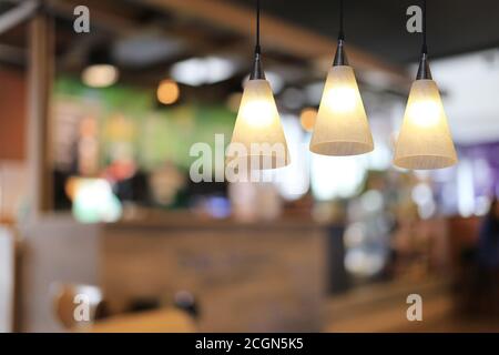 Moderne Lampe, die von der Decke des Restaurants für Design in Ihrer Arbeit Innenraumkonzept. Stockfoto