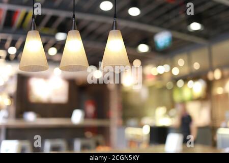 Moderne Lampe, die von der Decke des Restaurants für Design in Ihrer Arbeit Innenraumkonzept. Stockfoto