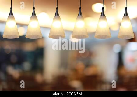 Moderne Lampe, die von der Decke des Restaurants für Design in Ihrer Arbeit Innenraumkonzept. Stockfoto