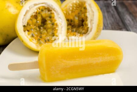 Passionsfrucht Popsicle mit Passionsfrucht rustikal Stockfoto