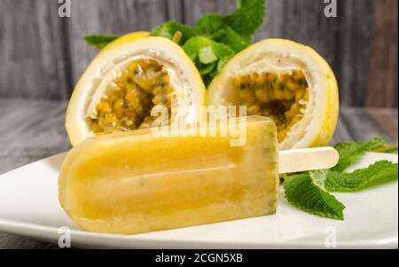 Mojito Passion Fruit Popsicle mit Passionsfrucht rustikal Stockfoto