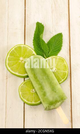 Mojito Zitrone Popsicle mit Zitrone Rustikale Stockfoto