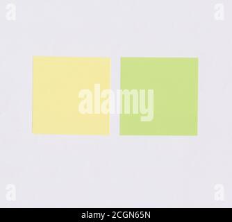 Buntes quadratisches Notizpapier auf weißem Papierhintergrund und haben Kopieplatz für Sie entwerfen. Stockfoto