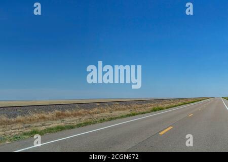 Offene Autobahn-Straße mit parallelen Bahngleisen, Kansas, USA Stockfoto