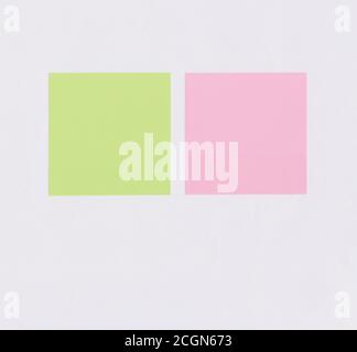 Buntes quadratisches Notizpapier auf weißem Papierhintergrund und haben Kopieplatz für Sie entwerfen. Stockfoto