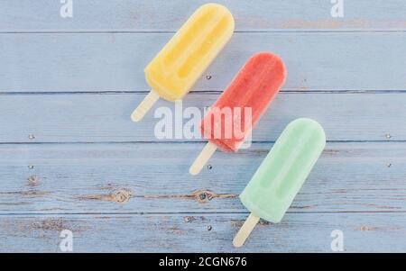Passionsfrucht, Erdbeere und Zitronenmarmelikel auf blauem Hintergrund Rustikal Stockfoto