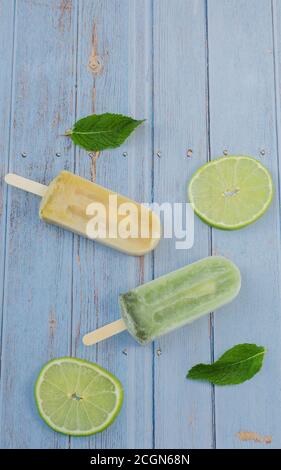Mojito Passionsfrucht Mojito Zitrone Popsicle in Blau Hintergrund Rustikal Stockfoto
