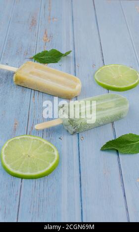 Mojito Passionsfrucht Mojito Zitrone Popsicle in Blau Hintergrund Rustikal Stockfoto