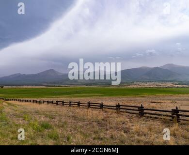 Split Rail Zaun, Rocky Mountains, Colorado, USA Stockfoto