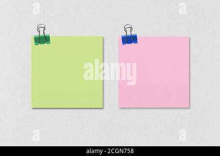 Buntes quadratisches Notizpapier auf weißem Papierhintergrund und haben Kopieplatz für Sie entwerfen. Stockfoto