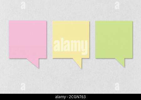 Buntes quadratisches Notizpapier auf weißem Papierhintergrund und haben Kopieplatz für Sie entwerfen. Stockfoto