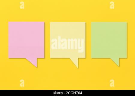 Buntes quadratisches Notizpapier auf gelbem Papierhintergrund und haben Kopieplatz für Sie entwerfen. Stockfoto