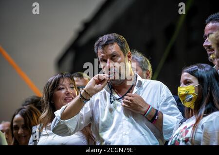 Neapel, Italien. September 2020. Matteo Salvini unter den Unterstützern und sozialen Zentren protestieren in Madrid. Es endete mit der Kundgebung auf der Piazza Matteotti, im Herzen von Neapel, die Mini-Wahltour von Matteo Salvini in Kampanien, begann heute Morgen, zur Unterstützung von Stefano Caldoro, Kandidat der Mitte-Rechts bei den Regionalwahlen für den 20. Und 21. September geplant. Quelle: Pacific Press Media Production Corp./Alamy Live News Stockfoto