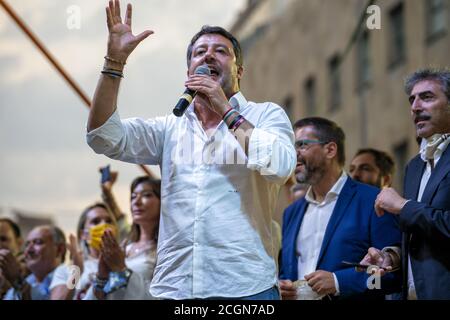 Neapel, Italien. September 2020. Matteo Salvini unter den Unterstützern und sozialen Zentren protestieren in Madrid. Es endete mit der Kundgebung auf der Piazza Matteotti, im Herzen von Neapel, die Mini-Wahltour von Matteo Salvini in Kampanien, begann heute Morgen, zur Unterstützung von Stefano Caldoro, Kandidat der Mitte-Rechts bei den Regionalwahlen für den 20. Und 21. September geplant. Quelle: Pacific Press Media Production Corp./Alamy Live News Stockfoto