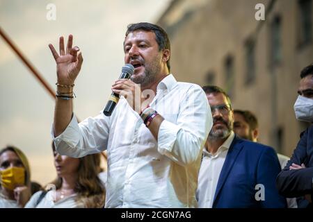 Neapel, Italien. September 2020. Matteo Salvini unter den Unterstützern und sozialen Zentren protestieren in Madrid. Es endete mit der Kundgebung auf der Piazza Matteotti, im Herzen von Neapel, die Mini-Wahltour von Matteo Salvini in Kampanien, begann heute Morgen, zur Unterstützung von Stefano Caldoro, Kandidat der Mitte-Rechts bei den Regionalwahlen für den 20. Und 21. September geplant. Quelle: Pacific Press Media Production Corp./Alamy Live News Stockfoto