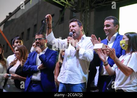 Neapel, Italien. September 2020. Matteo Salvini, Führer der Liga auf der Piazza Matteotti in Neapel hielt eine Kundgebung zur Unterstützung der nächsten Regionalwahlen am 20. Und 21. September die Kandidatur von Stefano Caldoro, Kandidat für den Posten des Gouverneurs der Region Kampanien für das Zentrum rechts, Und laden die Wähler der Liga zu einer großen gemeinsamen Anstrengung, um sicherzustellen, dass die Liga ist nicht nur in der Region, sondern auch in den verschiedenen lokalen Verwaltungen, wo sie für die Wahl der Mitglieder des Stadtrates und für die Bürgermeister stimmt. Stockfoto