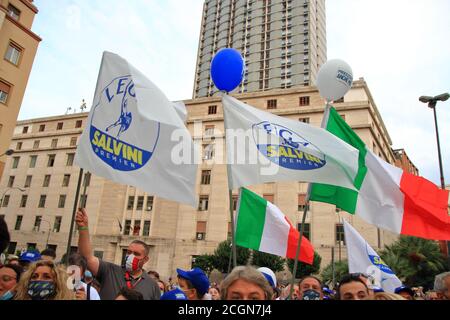 Neapel, Italien. September 2020. Matteo Salvini, Führer der Liga auf der Piazza Matteotti in Neapel hielt eine Kundgebung zur Unterstützung der nächsten Regionalwahlen am 20. Und 21. September die Kandidatur von Stefano Caldoro, Kandidat für den Posten des Gouverneurs der Region Kampanien für das Zentrum rechts, Und laden die Wähler der Liga zu einer großen gemeinsamen Anstrengung, um sicherzustellen, dass die Liga ist nicht nur in der Region, sondern auch in den verschiedenen lokalen Verwaltungen, wo sie für die Wahl der Mitglieder des Stadtrates und für die Bürgermeister stimmt. Stockfoto