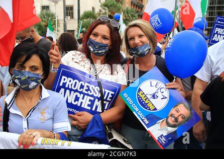 Neapel, Italien. September 2020. Matteo Salvini, Führer der Liga auf der Piazza Matteotti in Neapel hielt eine Kundgebung zur Unterstützung der nächsten Regionalwahlen am 20. Und 21. September die Kandidatur von Stefano Caldoro, Kandidat für den Posten des Gouverneurs der Region Kampanien für das Zentrum rechts, Und laden die Wähler der Liga zu einer großen gemeinsamen Anstrengung, um sicherzustellen, dass die Liga ist nicht nur in der Region, sondern auch in den verschiedenen lokalen Verwaltungen, wo sie für die Wahl der Mitglieder des Stadtrates und für die Bürgermeister stimmt. Stockfoto