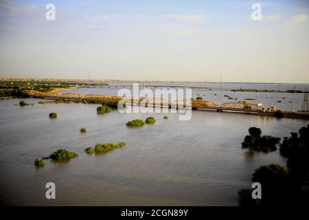 Khartum, Sudan. September 2020. Der Wasserstand des Nils in der Nähe des Zusammenflusses seiner beiden Hauptzuflüsse, des Weißen Nils und des Blauen Nils, beginnt nach beispiellosen Überschwemmungen in Khartum, Sudan, am 11. September 2020 allmählich zu sinken. Der Sudan erlebt von Juni bis Oktober oft Überschwemmungen durch heftige Regenfälle. Quelle: Mohamed Khidir/Xinhua/Alamy Live News Stockfoto