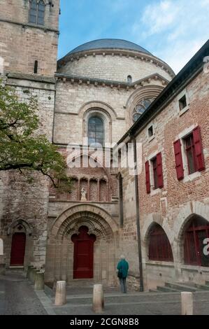 Cahors, Frankreich - 25. Oktober 2013: Eingang und Fassade der Kathedrale Saint Etienne in Cahors, Okzitanien, Frankreich Stockfoto