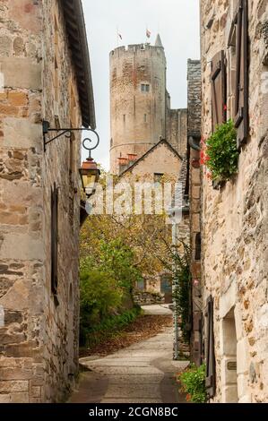 Najac, hübsches mittelalterliches Dorf in Aveyron, dominiert von den Resten seiner Burg. Okzitanien, Frankreich. Stockfoto