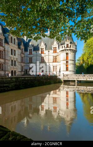 Azay-le-Rideau, Frankreich - 30. Oktober 2013: Blick auf Chateau de Azay-le-Rideau im Herbst, ein französisches Renaissance-Schloss im Loire-Tal, Frankreich, s Stockfoto