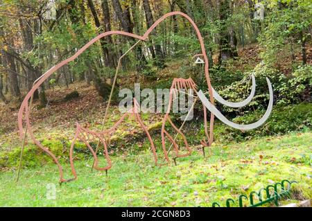 Rouffignac, Frankreich - 27. Oktober 2013: Prähistorische Mammutmatalskulptur in der Nähe des Eingangs zu den Höhlen von Roufifignac (auf Französisch: Grotte de Rouffig Stockfoto