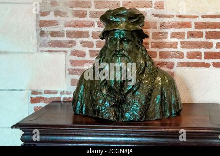 Amboise, Frankreich - 31. Oktober 2013: Büste von Leonardo Da Vinci, im Keller des Chateau du Clos Luce, wo er die letzten Jahre seines Lebens lebte Stockfoto