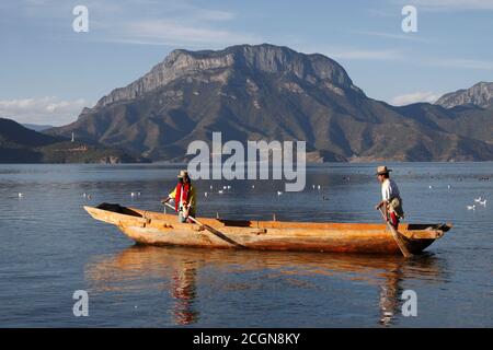 Blick am Nachmittag auf den Lugu See, Richtung GEMU Berg, nordwestlich der Provinz Yunnan, China 9. Dez 2006 Stockfoto