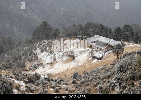 Bauernhaus auf verschneiten Hügeln im Schnee, Muli Tibetan Autonomous County, West Sichuan, China 13. Dez 2006 Stockfoto