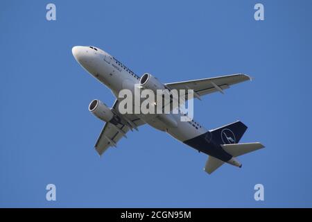 D-AIBG, ein Airbus A319-112 der deutschen Lufthansa, kurz nach dem Start vom Glasgow International Airport. Stockfoto