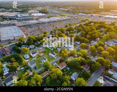 Luftaufnahme des Wohngebietes von schönen Vorort von Haus Wohnung in der Nähe des Einkaufszentrums Zentrum Straße von einem Höhe in USA Stockfoto