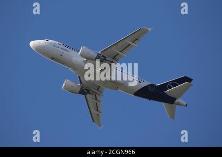 D-AIBG, ein Airbus A319-112 der deutschen Lufthansa, kurz nach dem Start vom Glasgow International Airport. Stockfoto
