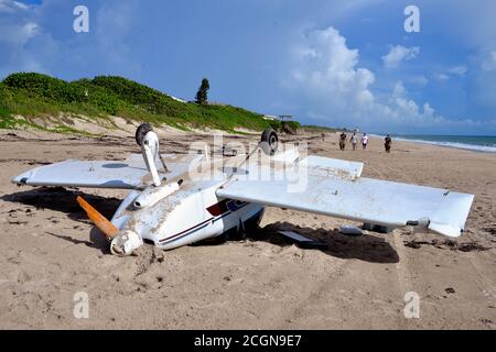 Melbourne Beach, Brevard County, Florida, USA. September 11, 2020. Experimenteller Flugzeugabsturz landet am lokalen Strand, sondern kippt über, wie die vordere Fahrwerk wird in den weichen Sand gefangen. Als Vorsichtsmaßnahme wurde ein Passagier in ein örtliches Krankenhaus gebracht, während der Pilot die Behandlung ablehnte. Nachdem das Flugzeug nach der Aufrichtung gezogen wurde, wurde es mit dem Traktor zu einem Zugang zum Strand geschleppt, der sich zehn Meilen nach Norden öffnet, wo die Flügel entfernt werden, bevor es zurück zu einem lokalen Flughafen transportiert wird. Foto: Julian Leek/Alamy Live News Stockfoto