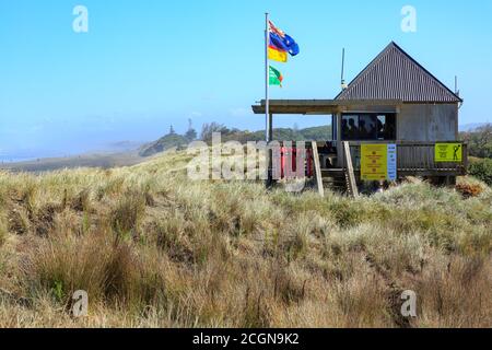 Eine Surfstation in den Dünen am Muriwai Beach, Neuseeland Stockfoto