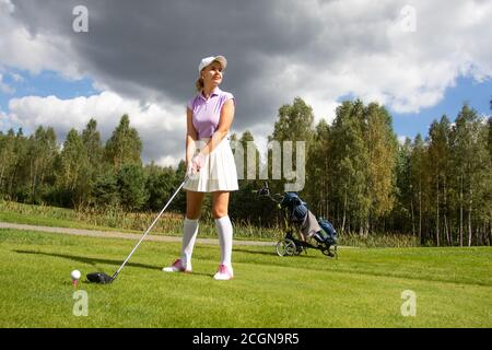 Golfer trifft mit einem Verein während des Turniers Stockfoto