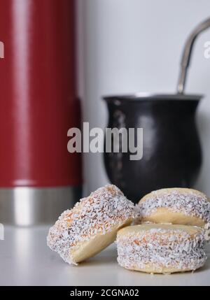 Argentinische Tradition: Nahaufnahme von köstlichen Maisstärke-Alfajores auf dem Tisch vor dem heißen Aufguss von Yerba Mate Stockfoto