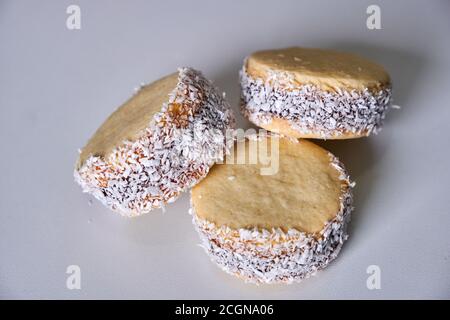 Argentinische Tradition: Nahaufnahme von köstlichen Maisstärke-Alfajores auf dem Tisch vor dem heißen Aufguss von Yerba Mate Stockfoto