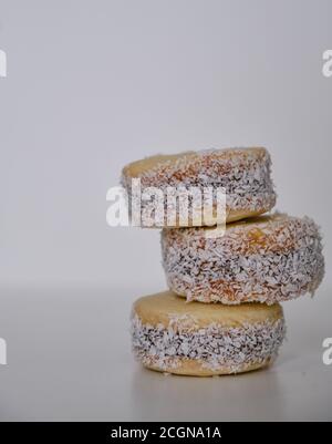 Argentinische Tradition: Nahaufnahme von köstlichen Maisstärke-Alfajores auf dem Tisch vor dem heißen Aufguss von Yerba Mate Stockfoto