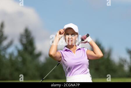 Golfer trifft mit einem Verein während des Turniers Stockfoto