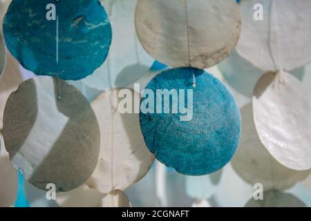 Windspiele aus Angelschnur und Muscheln. Stockfoto